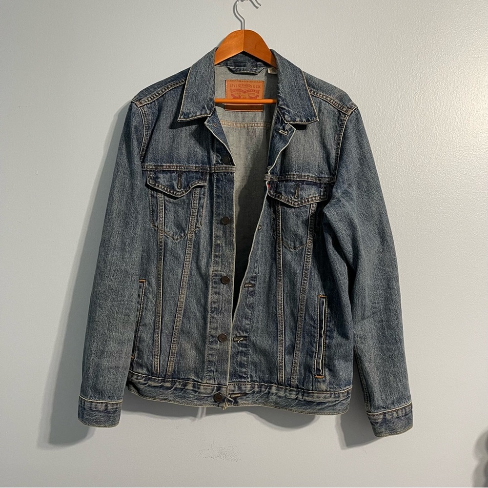 Levi's Men’s classic denim trucker Jacket ( stains )
